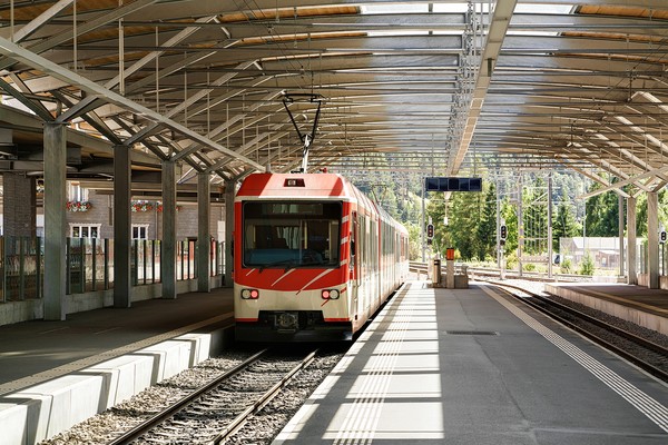 Untuk mencapai Zermatt, traveler dapat menggunakan kereta listrik atau mobil. Namun jika menggunakan mobil, traveler harus memarkirnya jauh dari pusat kota karena kota ini melarang penggunaan kendaraan bermotor sejak 1947. (Foto: iStock) Untuk mencapai Zermatt, traveler dapat menggunakan kereta listrik atau mobil. Namun jika menggunakan mobil, traveler harus memarkirnya jauh dari pusat kota karena kota ini melarang penggunaan kendaraan bermotor sejak 1947. (Foto: iStock)