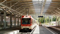 Untuk mencapai Zermatt, traveler dapat menggunakan kereta listrik atau mobil. Namun jika menggunakan mobil, traveler harus memarkirnya jauh dari pusat kota karena kota ini melarang penggunaan kendaraan bermotor sejak 1947. (Foto: iStock)