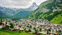 Zermatt terletak di Kanton Valais, Swiss. Zermatt berada di ketinggian 1.620 meter di atas permukaan laut dan dikelilingi pegunungan. Kota ini berbatasan langsung dengan Italia dan menjadi gerbang untuk mendaki Puncak Metterhorn. (Foto: iStock)