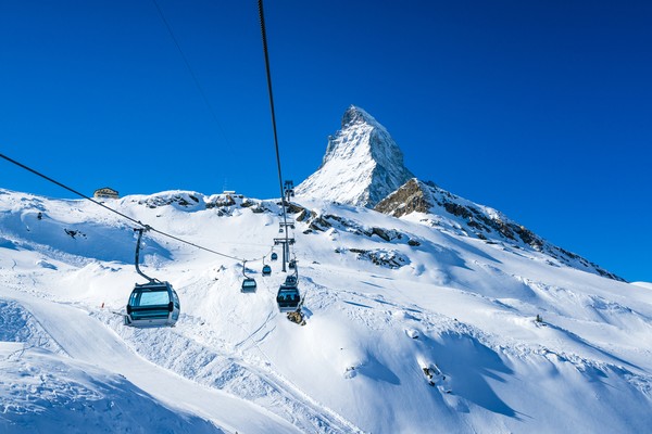 Destinasi unggulannya adalah Gunung Matterhorn. Untuk mencapai puncaknya, traveler bisa naik kereta gantung. (Foto: iStock) Destinasi unggulannya adalah Gunung Matterhorn. Untuk mencapai puncaknya, traveler bisa naik kereta gantung. (Foto: iStock)