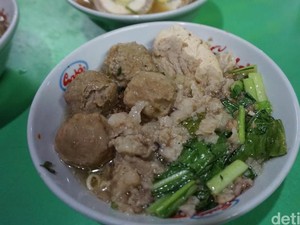 5 Tempat Jajan Bakso dengan Limpahan Tetelan yang Nampol