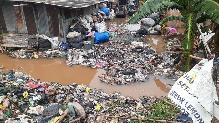 Akses jalan truk untuk angkut sampah seluas lapangan bola di Kampung Caman Kota Bekasi tergenang, Jumat (19/11).
