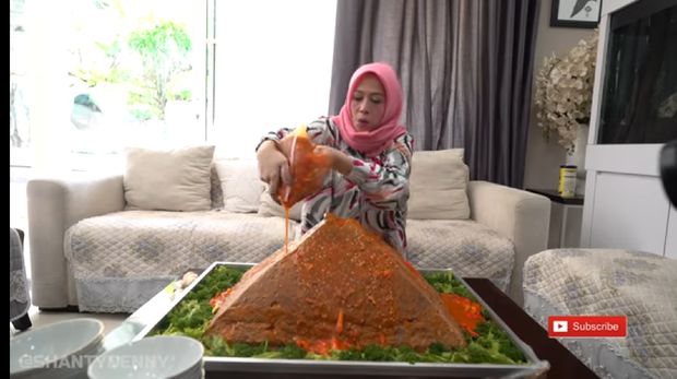 Aksi Gokil Youtuber Makan Bakso 30 Kg hingga Berendam Bakso