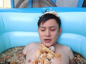 Aksi Gokil Youtuber Makan Bakso 30 Kg hingga Berendam Bakso