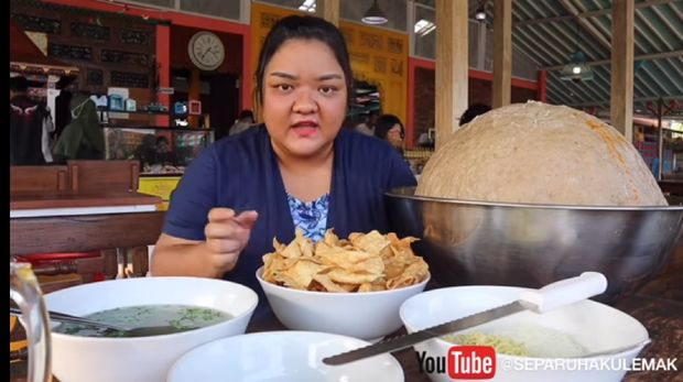 Aksi Gokil Youtuber Makan Bakso 30 Kg hingga Berendam Bakso