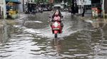 Aksi Nekat Pengendara Terobos Banjir di Taman Duta Depok