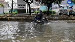 Aksi Nekat Pengendara Terobos Banjir di Taman Duta Depok