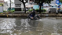 Perumahan Taman Duta ini memang merupakan kawasan yang sering dilanda banjir jika musim hujan.