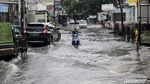 Aksi Nekat Pengendara Terobos Banjir di Taman Duta Depok