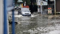 Tidak hanya motor, mobil juga ikut menerobos banjir.