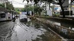 Aksi Nekat Pengendara Terobos Banjir di Taman Duta Depok