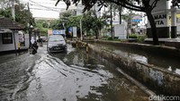 Banjir ini akibat meluapnya sungai di kawasan tersebut.