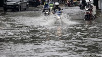 Warga mengatakan bahwa air mulai merendam jalan dan memasuki rumah sejak dini hari tadi.