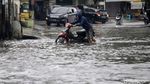 Aksi Nekat Pengendara Terobos Banjir di Taman Duta Depok