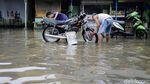 Aksi Nekat Pengendara Terobos Banjir di Taman Duta Depok