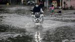 Aksi Nekat Pengendara Terobos Banjir di Taman Duta Depok
