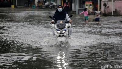 Aksi Nekat Pengendara Terobos Banjir di Taman Duta Depok