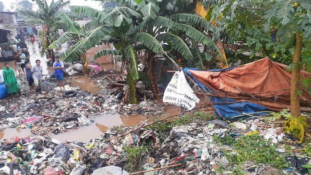 Alat berat siap angkut sampah di tumpukan seluas lapangan bola Kota Bekasi.