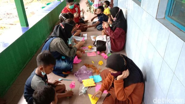 Anak-anak korban banjir di Kudus diajak bermain permainan tradisional, Jumat (19/2/2021). Anak-anak yang mengungsi di Desa Jati Wetan, Kecamatan Jati, Kudus mendapatkan trauma healing dari Rumah Terapi ABK Darul Fatonah Kudus.