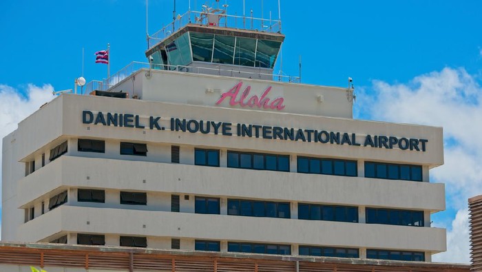 Apes sekali nasib dua wisatawan di Bandara Hawaii ini. Niat ingin menyuap petugas bandara, eh malah dilaporkan ke polisi.