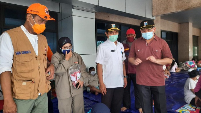 BPBD DKI membagi-bagikan masker ke pengungsi banjir Cipinang Melayu, Jaktim, Jumat (19/2/2021).
