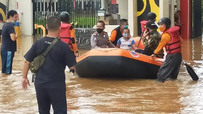 Puluhan rumah di Vila Nusa Indah Gunungputri Kabupaten Bogor kembali terendam banjir, Jumat (19/2/2021). Banjir disebabkan luapan Sungai Cileungsi setelah kawasan hulu sungai dilanda hujan deras.