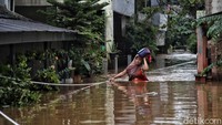 Ketinggian banjir bervariasi mulai dari 50 cm sampai 2 meter.
