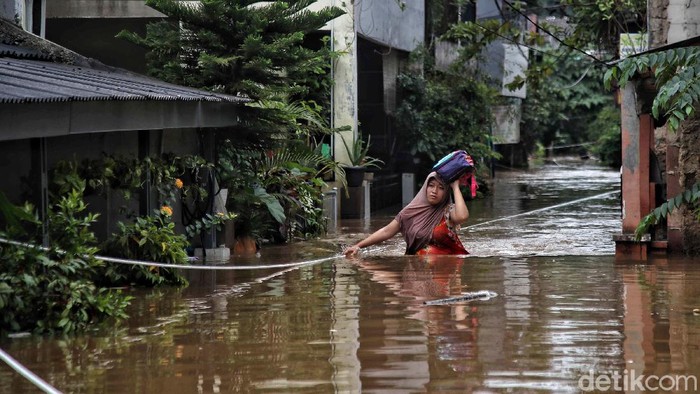 Sejumlah warga beraktivitas di kawasan yang terendam banjir di Cipinang Melayu, Jakarat Timu, Jumat (19/2). Banjir setinggi 1 meter lebih itu sejak jam 3 dini hari tadi. Dan saat ini masih membutuhkan evakuasi dan tempat pengungsian.