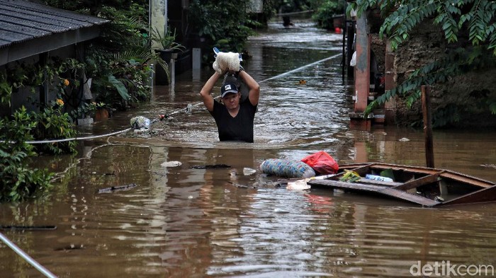 Banjir di Cipinang Melayu Sejumlah warga beraktivitas di kawasan yang terendam banjir di Cipinang Melayu, Jakarat Timu, Jumat (19/2). Banjir setinggi 1 meter lebih itu sejak jam 3 dini hari tadi. Dan saat ini masih membutuhkan evakuasi dan tempat pengungsian.