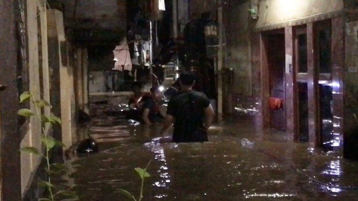 Menteri PUPR Basuki Hadimuljono mengecek tanggul jebol di Sungai Babakan, Ketanggungan, Brebes, Minggu (12/1/2020).