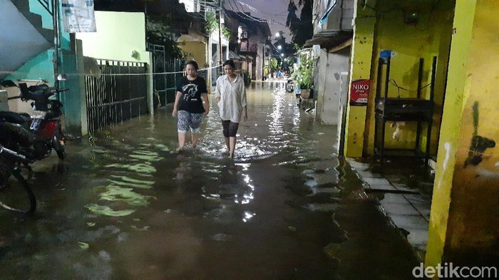 Banjir di RW Cipinang Melayu mulai surut, Jumat (19/2) pukul 19.00 WIB