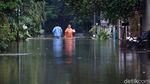 Banjir Setinggi Perut Rendam Jatibening Permai Bekasi