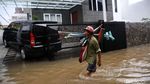 Banjir Setinggi Perut Rendam Jatibening Permai Bekasi