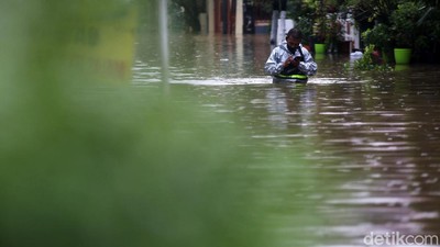 Banjir Setinggi Perut Rendam Jatibening Permai Bekasi