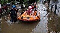 Sebagian warga telah dievakuasi menggunakan perahu karet.