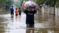 Warga memilih mengungsi karena banjir tak kunjung surut.