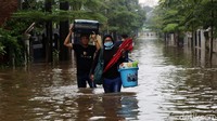 Sebagian dari mereka mengungsi dengan membawa koper, tas hingga ember.