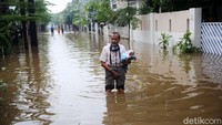 Banjir yang merendam perumahan itu setinggi lutut orang dewasa.