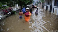 Banjir menyulap jalanan berubah seperti sungai.
