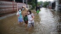 Hingga kini banjir belum juga surut.