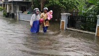 Banjir di Kota Pekalongan terjadi karena curah hujan yang tinggi.