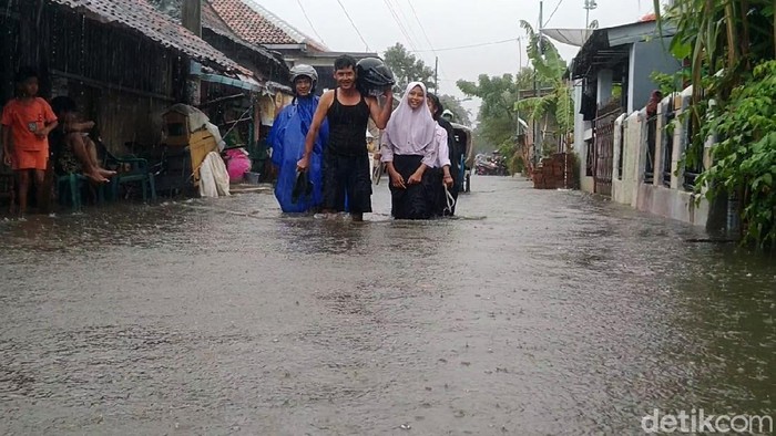 Banjir kembali terjang Kota Pekalongan Kota Pekalongan, Jawa Tengah, kembali diterjang banjir. BPBD Kota Pekalongan mencatat hingga siang ini ada lebih dari 2.000 jiwa mengungsi karena banjir.