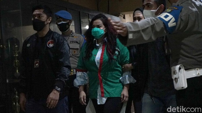 Humas Polda Metro Jaya, Yusri Yunus saat memberi keterangan pers terkait penyalahgunaan narkoba Jennifer Jill di Polres Metro Jakarta Barat, Jakarta, Jumat, (19/2/2021).