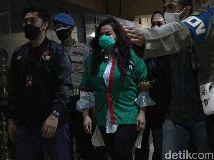 Humas Polda Metro Jaya, Yusri Yunus saat memberi keterangan pers terkait penyalahgunaan narkoba Jennifer Jill di Polres Metro Jakarta Barat, Jakarta, Jumat, (19/2/2021).