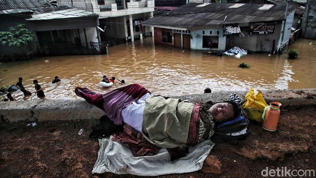 Banjir merendam kawasan Cipinang Melayu, Makasar, Jakarta Timur, Jumat (19/2/2021). Sebagian warga yang terdampak mulai mengungsi di kolong tol Becakayu.