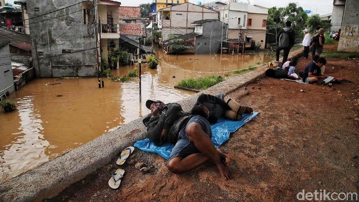 Begini Kondisi Pengungsi Banjir di Cipinang Melayu Banjir merendam kawasan Cipinang Melayu, Makasar, Jakarta Timur, Jumat (19/2/2021). Sebagian warga yang terdampak mulai mengungsi di kolong tol Becakayu.