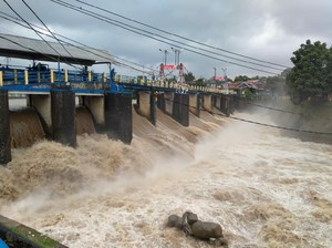 Bendung Katulampa Siaga III, BPBD DKI: Warga Bantaran Kali Waspada Banjir