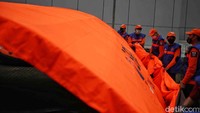 Petugas melakukan pamasangan atap posko banjir di Cipinang Melayu.