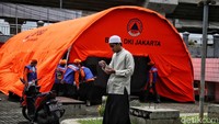 Saat ini puluhan warga mengungsi di pelataran Universitas Borobudur. Mereka nantinya akan ditempatkan di Masjid Borobudur seusai salat Jumat.