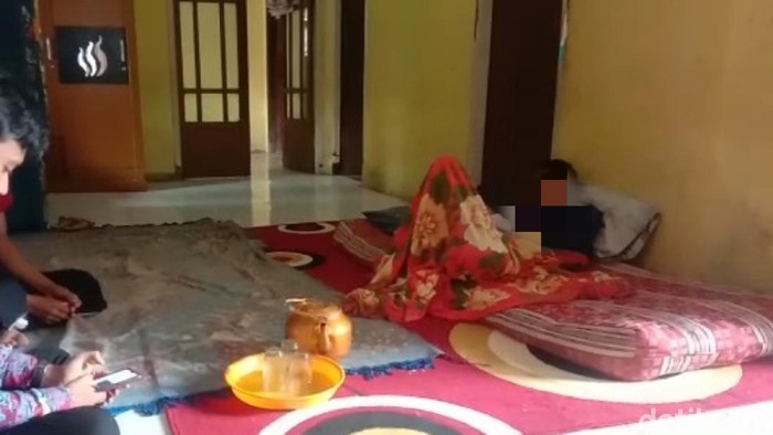 BS, pemuda di Cianjur terbaring menjalani perawatan mandiri di rumah usai potong kemaluannya sendiri